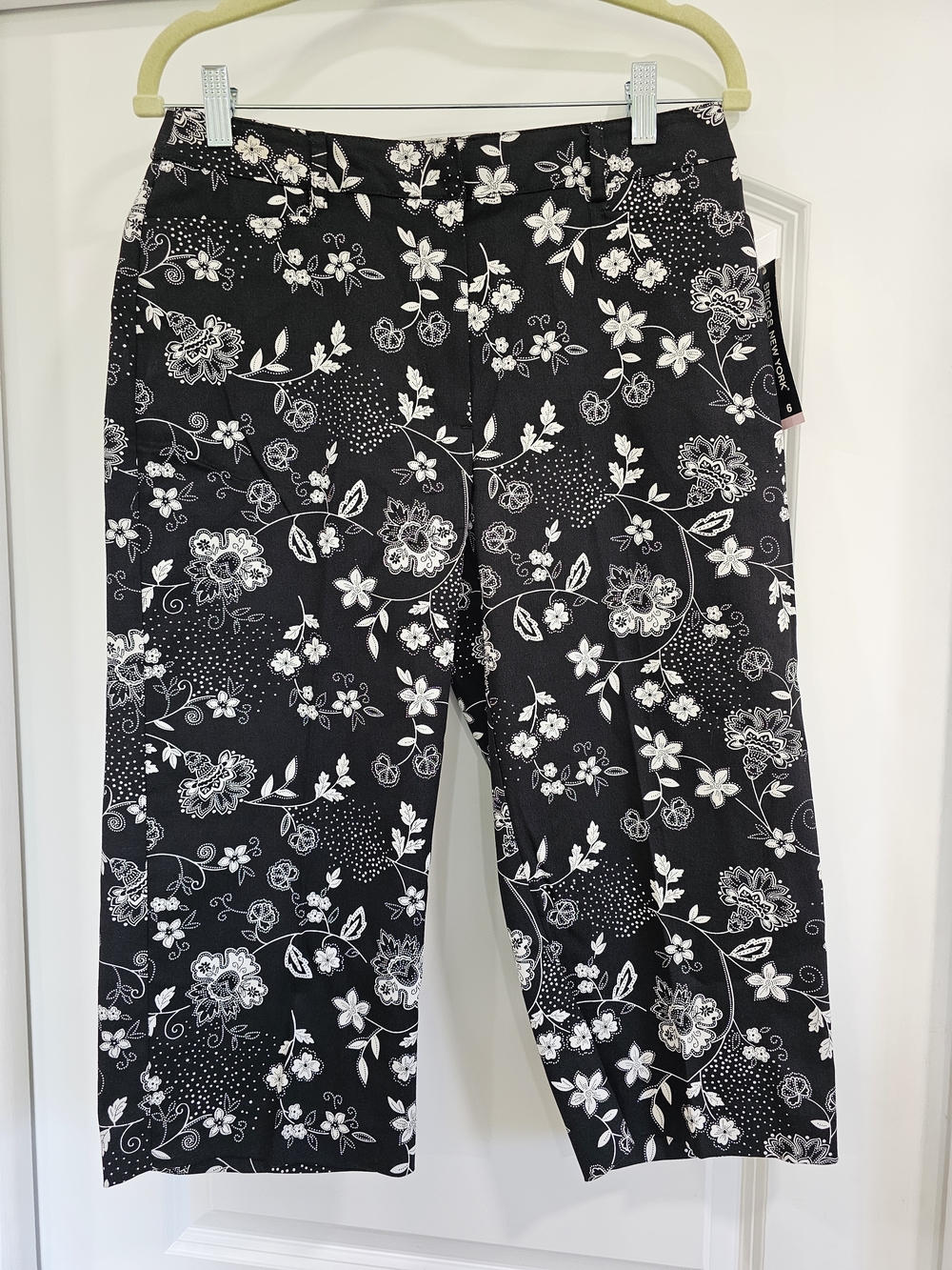 Briggs New York Women's Black White Floral Capri Pants Size 6